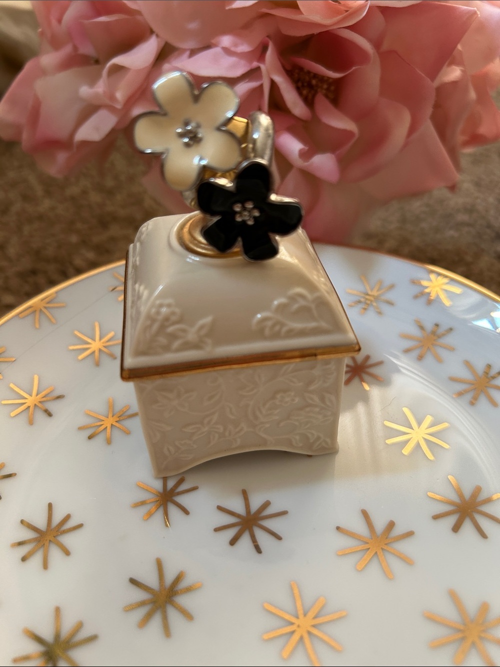 FLOWER RING • Adorable Black & White Enamel & Silver Tone Costume Jewelry Ring - Picture 3 of 10